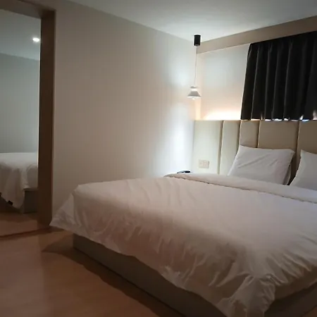 Daeyeon Grandis Hotel